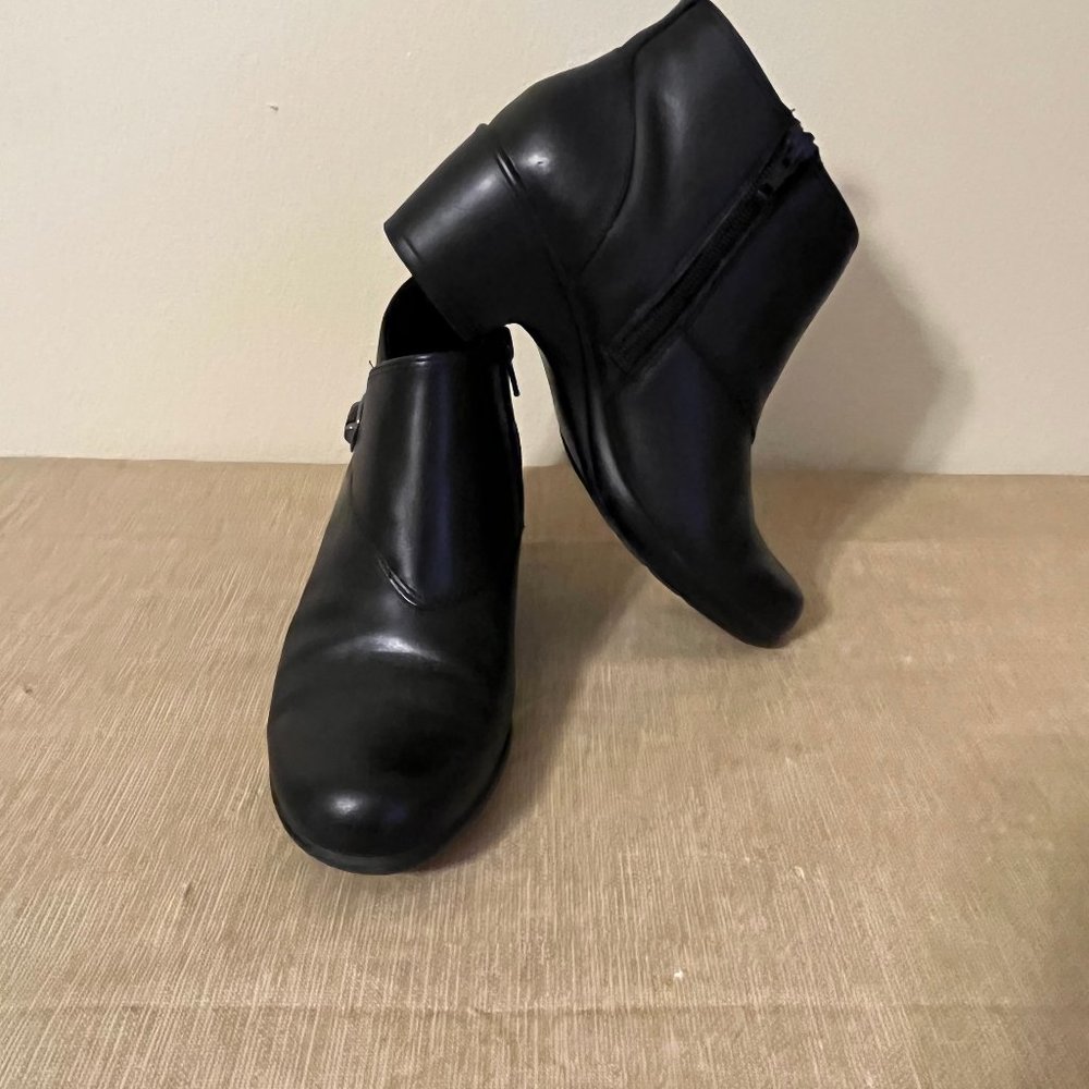Clarks Size 6 Black Ankle Boots